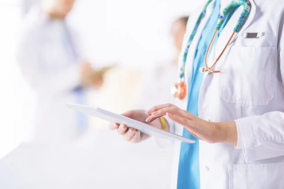 doctor-man-surgery-examining-young-woman-980x653.jpg